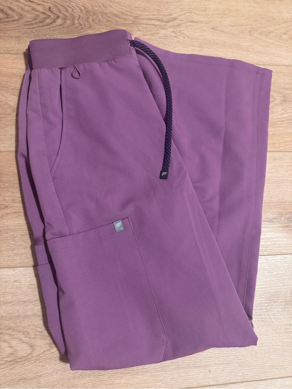 New Fabletics Women’s Scrub Set - Picture 2 of 3